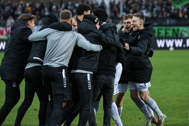 08. November 2025, Fussball, Herren, Dritte Liga, 14. Spieltag 3. Liga Saison 2025 2026: FC Schweinfurt 05 - TSG 1899 Hoffenheim II Schweinfurt feiert den ersten Heimsieg Schweinfurt Riedel Bau Arena im Sachs-Stadio Bayern Unterfranken Deutschland
