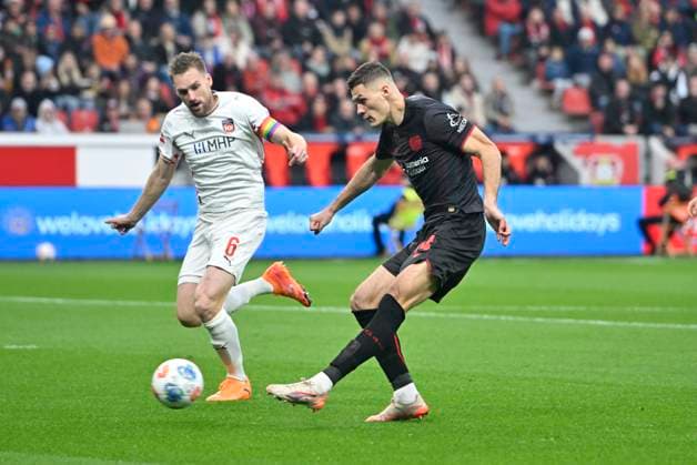 Patrik Schick (Bayer Leverkusen) schiesst das Tor zum 1:0, Aktion, gegen Patrick Mainka l. (1. FC Heidenheim 1846) Fussball 1. Bundesliga,10.Spieltag, Bayer 04 Leverkusen - 1. FC Heidenheim, am 08.11.2025 in Leverkusen Deutschland. DFL regulations prohibit any use of photographs as image sequences and or quasi-video Â