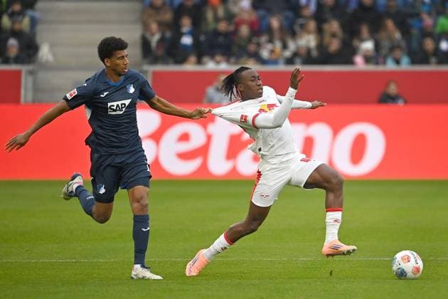 BERNARDO (1899 Hoffenheim), Aktion,Zweikampf gegen Yan Diomande (L),Textilprobe. Fussball 1. Bundesliga Saison 2025 2026, 10.Spieltag, Spieltag10 TSG 1899 Hoffenheim - RB Leipzig am 08.11.2025 PreZero ARENA.