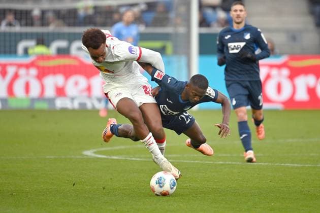 Assan QUEDRAOGO (L), Aktion,Zweikampf gegen Bazoumana TOURE (1899 Hoffenheim) Fussball 1. Bundesliga Saison 2025 2026, 10.Spieltag, Spieltag10 TSG 1899 Hoffenheim - RB Leipzig am 08.11.2025 PreZero ARENA.