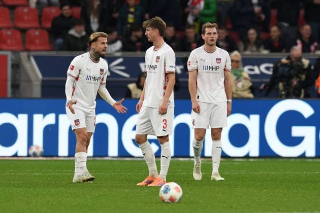 V.l.nb.r. Niklas Dorsch, Jan Schoeppner und Tim Siersleben ( alle 1 FC Heidenheim ) ratlos frustriert nach dem Tor zum 0 :5. GER, Bayer 04 Leverkusen vs 1 FC Heidenheim, Fussball, Bundesliga, 10. Spieltag, Spielzeit 2025 2026, 08.11.2025 DFL REGULATIONS PROHIBIT ANY USE OF PHOTOGRAPHS AS IMAGE SEQUENCES AND OR QUASI-VIDEO GER, Bayer 04 Leverkusen vs 1 FC Heidenheim, Fussball, Bundesliga, 10. Spieltag, Spielzeit 2025 2026, 08.11.2025 Leverkusen Copyright: xEibner-Pressefoto ThomasxThienelx EP_TTL