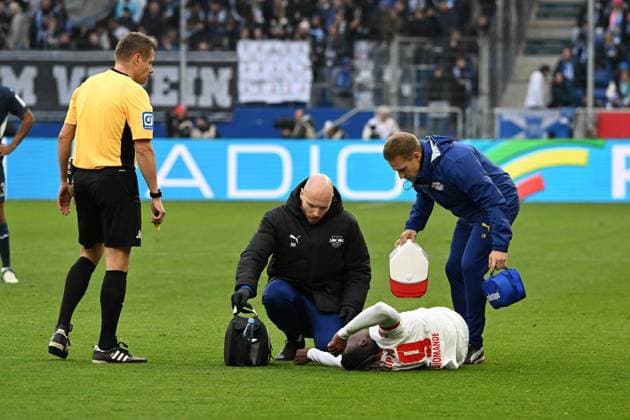 08.11.2025, xsltx, Fussball 1.Bundesliga, TSG 1899 Hoffenheim - RB Leipzig v.l. Van Diomande (RB Leipzig) verletzt, Verletzung, Schmerz, Schmerzen Schiedsrichter Referee Patrick Ittrich (DFL DFB REGULATIONS PROHIBIT ANY USE OF PHOTOGRAPHS as IMAGE SEQUENCES and or QUASI-VIDEO) Sinsheim