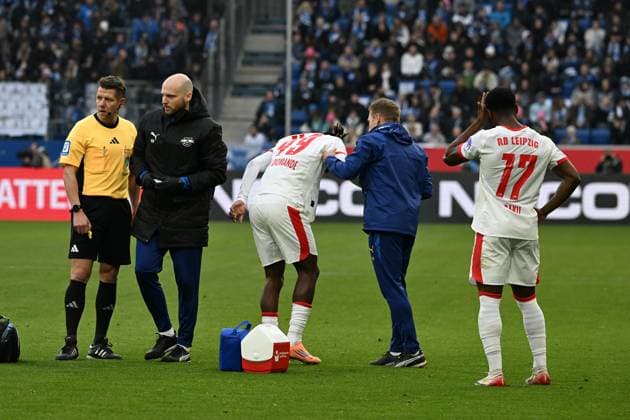 08.11.2025, xsltx, Fussball 1.Bundesliga, TSG 1899 Hoffenheim - RB Leipzig v.l. Van Diomande (RB Leipzig) verletzt, Verletzung, Schmerz, Schmerzen Schiedsrichter Referee Patrick Ittrich (DFL DFB REGULATIONS PROHIBIT ANY USE OF PHOTOGRAPHS as IMAGE SEQUENCES and or QUASI-VIDEO) Sinsheim