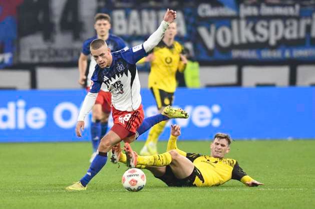 GER; 1. FBL,, Hamburger SV vs Borussia Dortmund 08.11.2025, Volksparkstadion, Hamburg, GER; 1. FBL, Hamburger SV vs Borussia Dortmund im Bild Miro Muheim (Hamburg 28) versucht sich gegen Pascal Gross (Dortmund 13) durchzusetzen