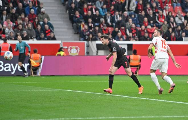 Jonas Hofmann (Bayer Leverkusen) schiesst das Tor zum 2:0, Aktion, r. Jonas Foehrenbach (Föhrenbach) (1. FC Heidenheim 1846) Fussball 1. Bundesliga,10.Spieltag, Bayer 04 Leverkusen - 1. FC Heidenheim, am 08.11.2025 in Leverkusen Deutschland. DFL regulations prohibit any use of photographs as image sequences and or quasi-video Â