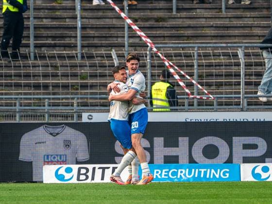 Marco Schuster (FC Hansa Rostock, 05) und Ryan Naderi (FC Hansa Rostock, 20) jubeln nach einem Tor, GER, SSV Ulm 1846 vs. FC Hansa Rostock, Fussball, 3. Liga, Spielzeit 2025 2026, 08.11.2025, DFB DFL regulations prohibit any use of photographs as image sequences and or quasi-video. GER, SSV Ulm 1846 vs. FC Hansa Rostock, Fussball, 3. Liga, Spielzeit 2025 2026, 08.11.2025 Ulm Copyright: xMichaelxSchmidt Eibner-Pressefotx EP_MST