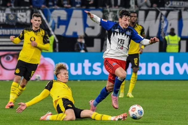 Giorgi Gocholeishvili ( HSV ) 24 Daniel Svensson ( BVB ) Deutschland , Hamburg , Volksparkstadion , Fussball , 1. Bundesliga , Hamburger SV - Borussia Dortmund