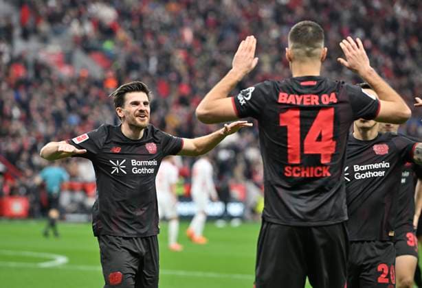 Jubel Patrik Schick (Bayer Leverkusen) nach seinem Tor zum 1:0, mit Jonas Hofmann l. (Bayer Leverkusen), Fussball 1. Bundesliga,10.Spieltag, Bayer 04 Leverkusen - 1. FC Heidenheim, am 08.11.2025 in Leverkusen Deutschland. DFL regulations prohibit any use of photographs as image sequences and or quasi-video Â