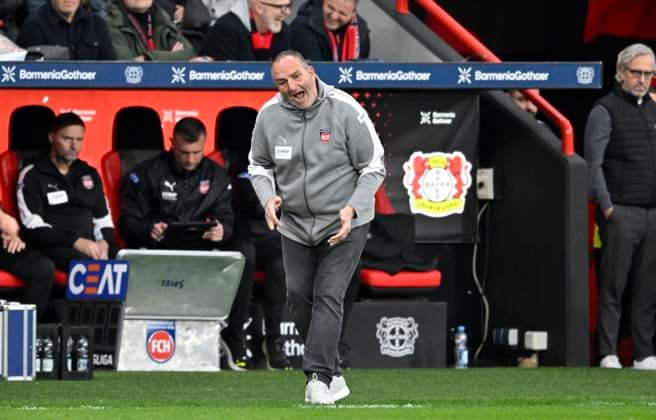 Trainer Frank Schmidt (1. FC Heidenheim 1846) Fussball 1. Bundesliga,10.Spieltag, Bayer 04 Leverkusen - 1. FC Heidenheim, am 08.11.2025 in Leverkusen Deutschland. DFL regulations prohibit any use of photographs as image sequences and or quasi-video Â