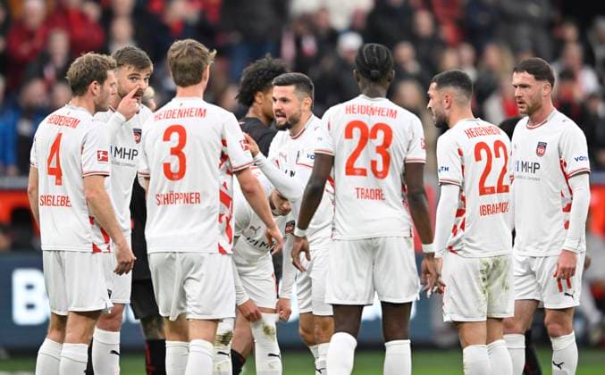 v.l. Tim Siersleben (1. FC Heidenheim 1846), Julian Niehues (1. FC Heidenheim 1846), Jan Schoeppner (Schöppner )(1. FC Heidenheim 1846), Marnon Busch (1. FC Heidenheim 1846), Omar Traore (1. FC Heidenheim 1846), Arijon Ibrahimovic (1. FC Heidenheim 1846) Frust, Fussball 1. Bundesliga,10.Spieltag, Bayer 04 Leverkusen - 1. FC Heidenheim, am 08.11.2025 in Leverkusen Deutschland. DFL regulations prohibit any use of photographs as image sequences and or quasi-video Â