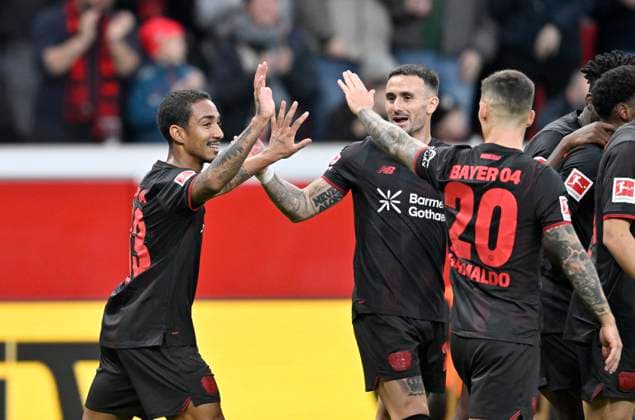 Jubel LEV nach dem Tor zum 4:0, v.l. Arthur (Bayer Leverkusen), Aleix Garcia (Bayer Leverkusen), Ãlex Grimaldo (Alex)(Bayer Leverkusen) Fussball 1. Bundesliga,10.Spieltag, Bayer 04 Leverkusen - 1. FC Heidenheim, am 08.11.2025 in Leverkusen Deutschland. DFL regulations prohibit any use of photographs as image sequences and or quasi-video Â