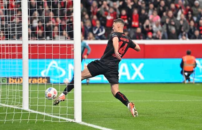 Patrik Schick (Bayer Leverkusen) schiesst das Tor zum 3:0, Aktion, Fussball 1. Bundesliga,10.Spieltag, Bayer 04 Leverkusen - 1. FC Heidenheim, am 08.11.2025 in Leverkusen Deutschland. DFL regulations prohibit any use of photographs as image sequences and or quasi-video Â