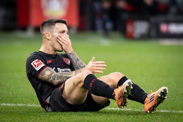 LEVERKUSEN, GERMANY - NOVEMBER 8: Niklas Dorsch (1. FC Heidenheim, 30) hits Alejandro Grimaldo (Bayer 04 Leverkusen, 20) in his face during the Bundesliga match (gameday 10) between Bayer 04 Leverkusen vs. 1. FC Heidenheim at BayArena on November 8, 2025 in Leverkusen, Germany. (Photo by Axel Kohring Beautiful Sports) DFL REGULATIONS PROHIBIT ANY USE OF PHOTOGRAPHS AS IMAGE SEQUENCES AND OR QUASI-VIDEO. Nordrhein-Westfalen Germany Copyright: xBEAUTIFULxSPORTS AxelxKohringx