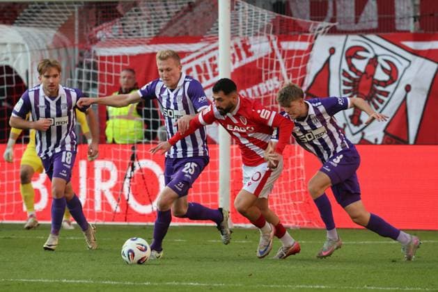 25 Niklas Wiemann (Osnabrück, l.) und 3 Frederik Christensen (Osnabrück, r.) im kampf um dn Ball mit 10 Tolcay Cigerci (Energie Cottbus, M.) Fussball 3. Liga 2025 2026 FC Energie Cottbus - VfL Osnabrück