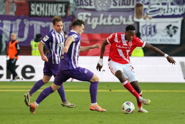 11 Robin Meißner (Osnabrück, M.) im Duell mit 2 King Manu (Energie Cottbus) Fussball 3. Liga 2025 2026 FC Energie Cottbus - VfL Osnabrück