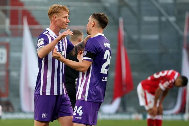 15 Dennis Duah (Energie Cottbus, l.) und 24 Anderson Lucoqui (Energie Cottbus) bejubelt den Osnabrücker Sieg Fussball 3. Liga 2025 2026 FC Energie Cottbus - VfL Osnabrück