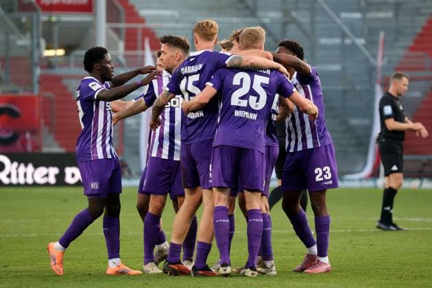 Die Osnabrücker Spieler feiern den Sieg. Fussball 3. Liga 2025 2026 FC Energie Cottbus - VfL Osnabrück