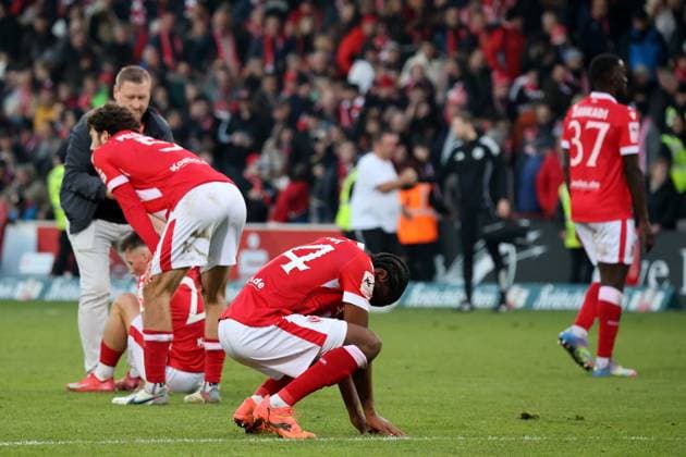 Enttäuschte Cottbuser Spieler nach der Niederlage. Fussball 3. Liga 2025 2026 FC Energie Cottbus - VfL Osnabrück