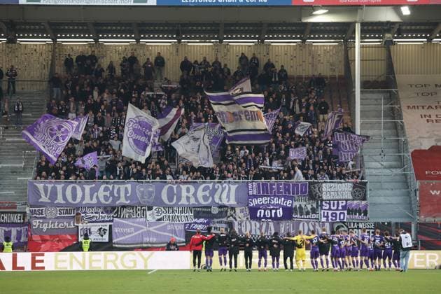 Die Osnabrücker Spieler feiern den Sieg miut den mitgereisten Fans. Fussball 3. Liga 2025 2026 FC Energie Cottbus - VfL Osnabrück