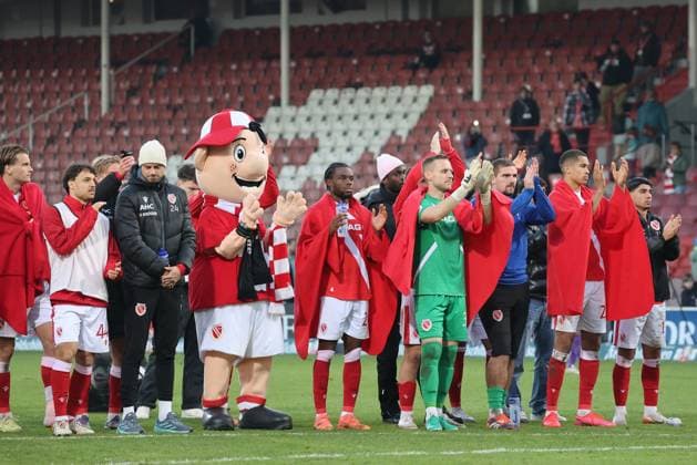 Die Energiespieler bedanken sich bei den Fans. Fussball 3. Liga 2025 2026 FC Energie Cottbus - VfL Osnabrück