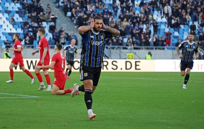 08.11.2025, Fussball, Herren, 3. Liga, Saison 2025 2026, 1. FC Saarbrücken - TSV Havelse, Dominic Baumann (1. FC Saarbruecken) bejubelt sein Tor zum 1:0 Saarbrücken Ludwigsparkstadion Saarland Deutschland (DE) Copyright: xFabianxKleerx