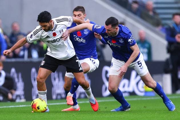 Everton v Fulham, Premier League Michael Keane of Everton challenges Raul Jimenez of Fulham for possession during the Everton v Fulham Premier League match at the Hill Dickinson Stadium, Liverpool, England on 8 November 2025 Credit: Ryan Crockett Every Second Media Editorial use only. All images are copyright Every Second Media Limited. No images may be reproduced without prior permission. All rights reserved. Premier League and Football League images are subject to licensing agreements with Football DataCo Limited. see https: www.football-dataco.com Copyright: xIMAGO EveryxSecondxMediax ESM-1660-0024 RyanxCrockettx xEveryxSecondxMediax