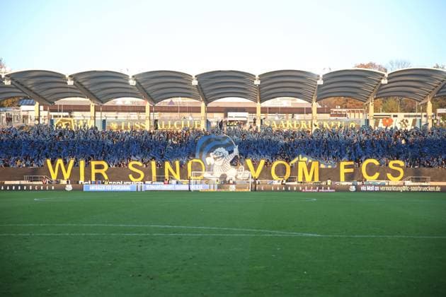 08.11.2025, Fussball, Herren, 3. Liga, Saison 2025 2026, 1. FC Saarbrücken - TSV Havelse, Fans des 1. FC Saarbrücken zeigen eine Choreographie Saarbrücken Ludwigsparkstadion Saarland Deutschland (DE) Copyright: xFabianxKleerx