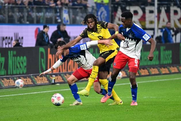 Fussball I Herren I 1. Bundesliga l Hamburger SV - Borussia Dortmund I 10. Spieltag I Saison 2025-2026 I HSV I 08.11.2025 I v.l. Capaldo Nicolas (HSV) , Chukwuemeka Carney (Bor. Dortmund) , Lokonga Albert Sambi (HSV) , Sportplatz : Volksparkstadion, Stellingen Hamburg Deutschland