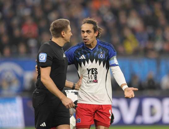 Foto : Yussuf POULSEN (HSV) im Gespräch mit .... Schiri Tobias Reichel , links Fussball 1. Liga , 10. Spieltag am Sa. 08.11.2025 Hamburger SV - Borussia Dortmund