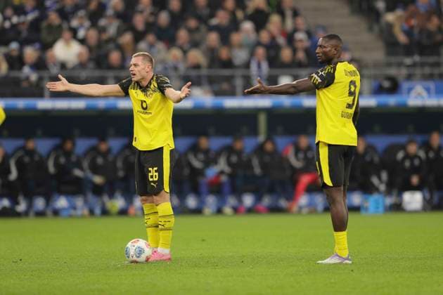Foto : Aufregung bei Serhou GUIRASSY ( BVB ) und Julian Ryerson ( links ) Fussball 1. Liga , 10. Spieltag am Sa. 08.11.2025 Hamburger SV - Borussia Dortmund