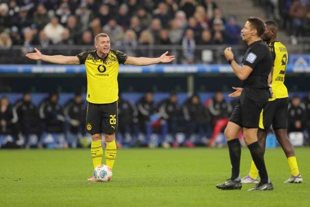Foto : Aufregung bei Julian Ryerson ( links , Dortmund ) und Schiri Tobias Reichel Fussball 1. Liga , 10. Spieltag am Sa. 08.11.2025 Hamburger SV - Borussia Dortmund