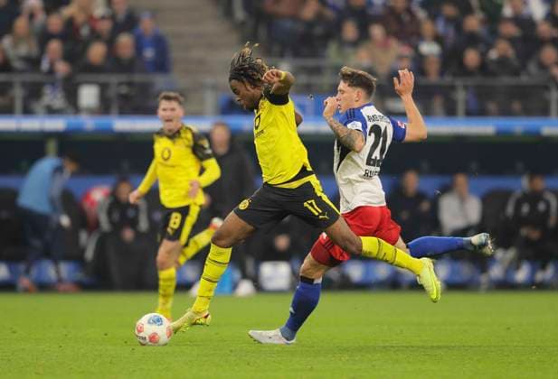 Foto : Carney CHUKWUEMEKA ( Dortmund ) gegen Nicolai REMBERG ( HSV ) Fussball 1. Liga , 10. Spieltag am Sa. 08.11.2025 Hamburger SV - Borussia Dortmund
