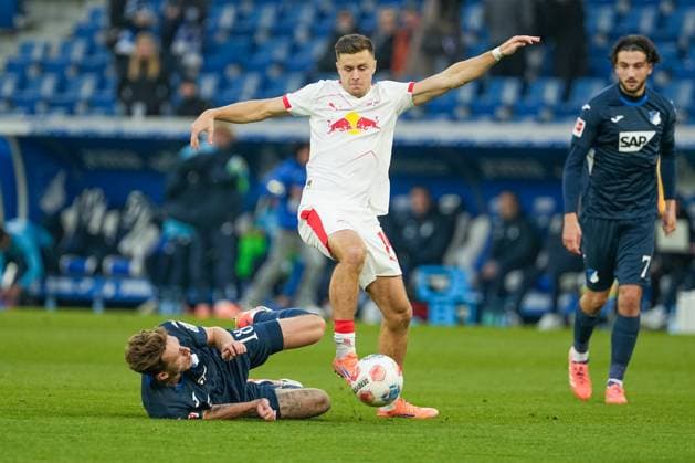 Fussball: Bundesliga, 10. Spieltag, TSG Hoffenheim - RB Leipzig am 08.11.2025 in Sinsheim (PreZero Arena), Deutschland, Saison 2025 2026 DFL REGULATIONS PROHIBIT ANY USE OF PHOTOGRAPHS AS IMAGE SEQUENCES AND OR QUASI VIDEO: Christoph Baumgartner (14, RBL) im Zweikampf mit Wouter Burger (18, TSG). Sinsheim PreZero Arena Deutschland Copyright: xChristophxKinzingerx
