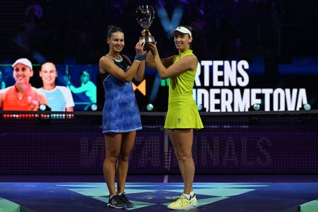 WTA, Tennis Damen Finals 2025 - Doubles Final RIYADH, SAUDI ARABIA - NOVEMBER 08: Elise Mertens (R) of Belgium and her partner Veronika Kudermetova (L) hold the Billie Jean King Trophy after defeating Luisa Stefani (not seen) of Brazil and Timea Babos (not seen) of Hungary in the Doubles Final of the WTA Finals Riyadh, part of the Hologic WTA Tour, at King Saud University Indoor Arena in Riyadh, Saudi Arabia, on November 8, 2025. Artur Widak Anadolu Riyadh Saudi Arabia. Editorial use only. Please get in touch for any other usage.  Copyright: x2025xAnadoluxArturxWidakx