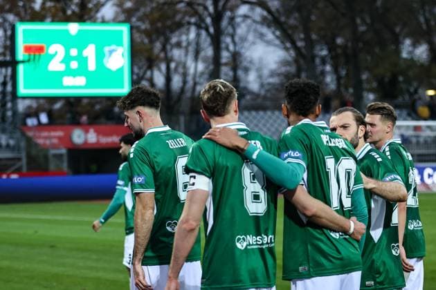 08. November 2025, Fussball, Herren, Dritte Liga, 14. Spieltag 3. Liga Saison 2025 2026: FC Schweinfurt 05 - TSG 1899 Hoffenheim II Schweinfurt feiert mit dem 2:1 gegen Hoffenheim II den ersten Heimsieg Schweinfurt Riedel Bau Arena im Sachs-Stadio Bayern Unterfranken Deutschland