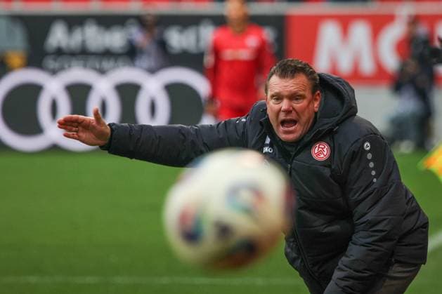 Trainer Uwe Koschinat (Rot-Weiss Essen) regt sich ueber die Spielweise seiner Mannschaft auf beim Spiel FC Ingolstadt 04 gegen Rot-Weiss Essen Fußball am 08.11.2025, DFB regulations prohibit any use of photographs as image sequences and or quasi-video. GER, Fussball, 3. Liga, Spieltag 14, 1.FC Ingolstadt gegen Rot-Weiss Essen, Fußball, 08.11.2025, Audi Sportpark Ingolstadt Copyright: xEibner-Pressefoto OliverxSTRISCHx EP-OSH