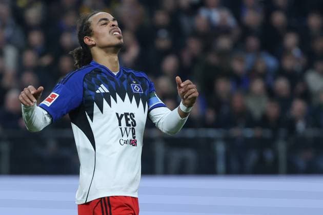 1. Bundesliga - Hamburger SV - Borussia Dortmund am 08.11.2025 im Volksparkstadion in Hamburg Yussuf Poulsen (Hamburg 15) unzufrieden, enttäuscht, enttaeuscht, niedergeschlagen