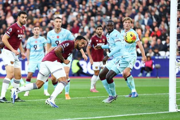Callum Wilson of West Ham United scoring a goal (1-1) West Ham United v Burnley, Premier League, Football, London Stadium, London, UK - 08 Nov 2025London London Stadium United Kingdom EDITORIAL USE ONLY No use with unauthorised audio, video, data, fixture lists, club league logos or live services. Online in-match use limited to 120 images, no video emulation. No use in betting, games or single club league player publications. Copyright: xSimonxDael Shutterstockx 15701686an