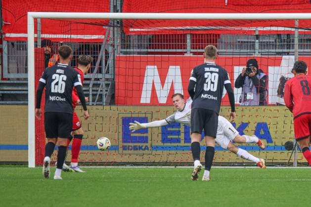 Dennis Kaygin (FC Ingolstadt 04, Nr.10) verwandelt treffsicher seinen Elfmeter gegen Torwart Jakob Golz (Rot-Weiss Essen, Nr.1) beim Spiel FC Ingolstadt 04 gegen Rot-Weiss Essen Fußball am 08.11.2025, DFB regulations prohibit any use of photographs as image sequences and or quasi-video. GER, Fussball, 3. Liga, Spieltag 14, 1.FC Ingolstadt gegen Rot-Weiss Essen, Fußball, 08.11.2025, Audi Sportpark Ingolstadt Copyright: xEibner-Pressefoto OliverxSTRISCHx EP-OSH