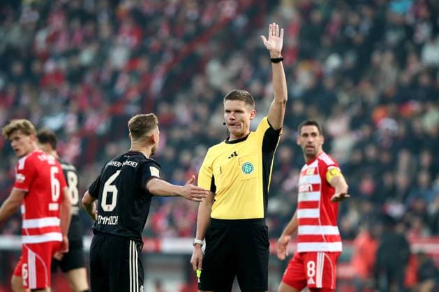 08.11.2025, xtgx, Fussball 1.Bundesliga, Union Berlin - FC Bayern München v.l. Joshua Kimmich (FC Bayern Muenchen) Schiedsrichter Florian Exner (DFL DFB REGULATIONS PROHIBIT ANY USE OF PHOTOGRAPHS as IMAGE SEQUENCES and or QUASI-VIDEO) Berlin