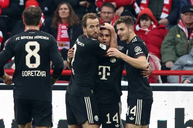 08.11.2025, xtgx, Fussball 1.Bundesliga, Union Berlin - FC Bayern München v.l. Torjubel nach dem Tor zum celebrating the goal celebrate 1:1 durch Luis Diaz (FC Bayern Muenchen) mit Harry Kane (FC Bayern Muenchen) Josip Stanisic (FC Bayern Muenchen) (DFL DFB REGULATIONS PROHIBIT ANY USE OF PHOTOGRAPHS as IMAGE SEQUENCES and or QUASI-VIDEO) Berlin