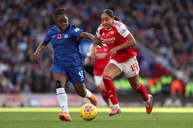 Womens Super League Arsenal v Chelsea 08 November 2025 London - Women™s Super League Football - Arsenal v Chelsea - Sandy Baltimore of Chelsea and Olivia Smith of Arsenal - (Photo by Mark Leech). London UK Copyright: xMarkxLeechxOffside