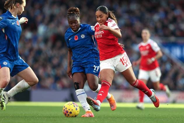 Womens Super League Arsenal v Chelsea 08 November 2025 London - Women™s Super League Football - Arsenal v Chelsea - Sandy Baltimore of Chelsea and Olivia Smith of Arsenal - (Photo by Mark Leech). London UK Copyright: xMarkxLeechxOffside