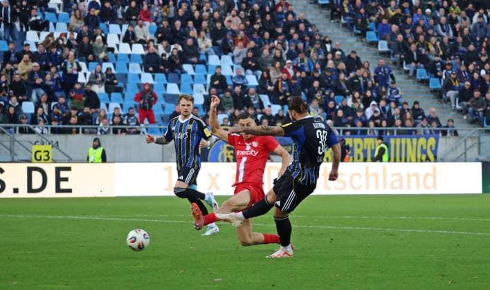 08.11.2025, Fussball, Herren, 3. Liga, Saison 2025 2026, 1. FC Saarbrücken - TSV Havelse, Dominic Baumann (1. FC Saarbruecken) erzielt das Tor zum 1:0 Saarbrücken Ludwigsparkstadion Saarland Deutschland (DE) Copyright: xFabianxKleerx