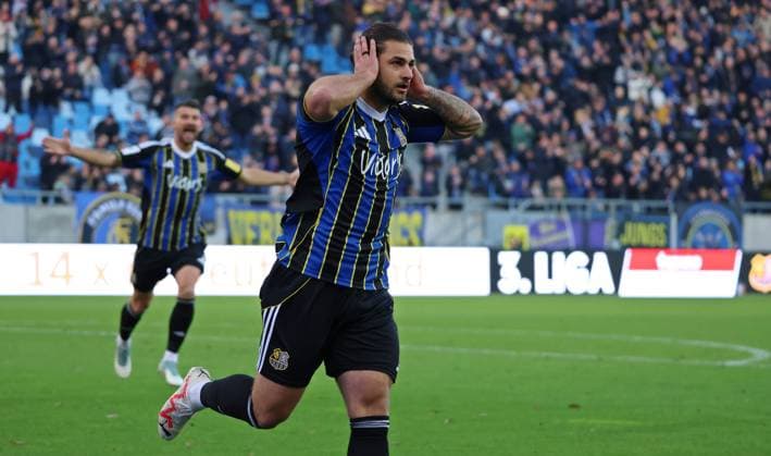 08.11.2025, Fussball, Herren, 3. Liga, Saison 2025 2026, 1. FC Saarbrücken - TSV Havelse, Dominic Baumann (1. FC Saarbruecken) bejubelt sein Tor zum 1:0 Saarbrücken Ludwigsparkstadion Saarland Deutschland (DE) Copyright: xFabianxKleerx