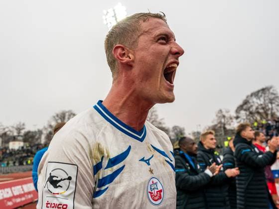 Emil Holten (FC Hansa Rostock, 11) jubelt nach dem Sieg, GER, SSV Ulm 1846 vs. FC Hansa Rostock, Fussball, 3. Liga, Spielzeit 2025 2026, 08.11.2025, DFB DFL regulations prohibit any use of photographs as image sequences and or quasi-video. GER, SSV Ulm 1846 vs. FC Hansa Rostock, Fussball, 3. Liga, Spielzeit 2025 2026, 08.11.2025 Ulm Copyright: xMichaelxSchmidt Eibner-Pressefotx EP_MST