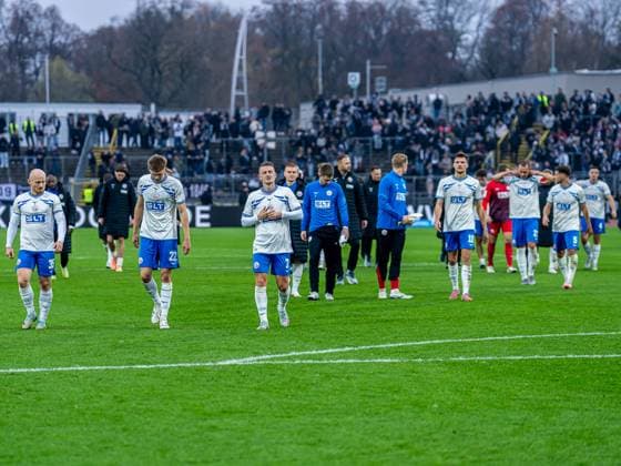 Die Mannschaft des FC Hansa Rostock geht nach dem Spiel zu den Fans, GER, SSV Ulm 1846 vs. FC Hansa Rostock, Fussball, 3. Liga, Spielzeit 2025 2026, 08.11.2025, DFB DFL regulations prohibit any use of photographs as image sequences and or quasi-video. GER, SSV Ulm 1846 vs. FC Hansa Rostock, Fussball, 3. Liga, Spielzeit 2025 2026, 08.11.2025 Ulm Copyright: xMichaelxSchmidt Eibner-Pressefotx EP_MST