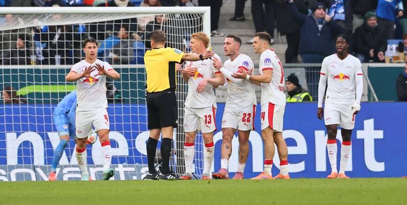 Hoffenheim - RB Leipzig Bundesliga Sinsheim, 08.11.2025, PreZero Arena, Fußball Bundesliga, Spieltag 10 , TSG 1899 Hoffenheim vs. RB Leipzig , Tor für Hoffenheim zum 2:1. Leipzigs Spieler diskutieren mit Schiedsrichter Patrick Ittrich. Bild v.l.: Willi Orban (4, RB Leipzig), Schiedsrichter Patrick Ittrich, Nicolas Seiwald (13, RB Leipzig), David Raum (22, RB Leipzig), Christoph Baumgartner (14, RB Leipzig) und El Chadaille Bitshiabu (5, RB Leipzig) , Nur zur redaktionellen Nutzung. Only editorial use. , DFL regulations prohibit any use of photographs as image sequences and or quasi-video. ,