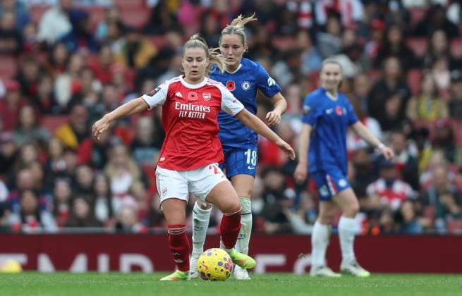 . - Arsenal Women v Chelsea Women, Women™s Super League, Emirates Stadium, London, England. - 8th November 2025. (C) Daniel Weir Crystal Pix Victoria Pelova of Arsenal Women battles for the ball with Wieke Kaptein of Chelsea Women. - Arsenal Women v Chelsea Women, Women™s Super League, Emirates Stadium, London, England. - 8th November 2025. (C) Daniel Weir Crystal Pix London Emirates Stadium England Copyright: xDanielxWeirx CP_Arsenal_Women_Chelsea_Women_081125_DW25