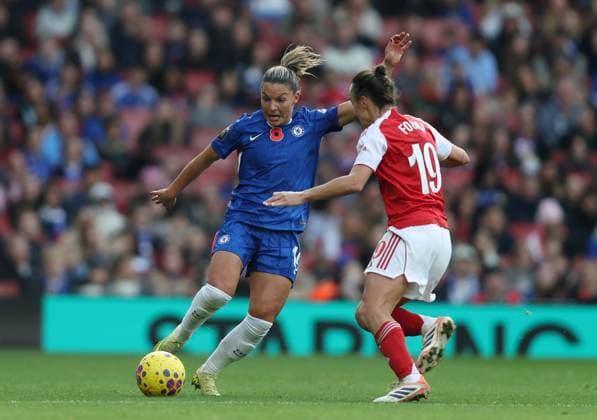 . - Arsenal Women v Chelsea Women, Women™s Super League, Emirates Stadium, London, England. - 8th November 2025. (C) Daniel Weir Crystal Pix Johanna Rytting Kaneryd of Chelsea Women battles for the ball with Caitlin Foord of Arsenal Women. - Arsenal Women v Chelsea Women, Women™s Super League, Emirates Stadium, London, England. - 8th November 2025. (C) Daniel Weir Crystal Pix London Emirates Stadium England Copyright: xDanielxWeirx CP_Arsenal_Women_Chelsea_Women_081125_DW29